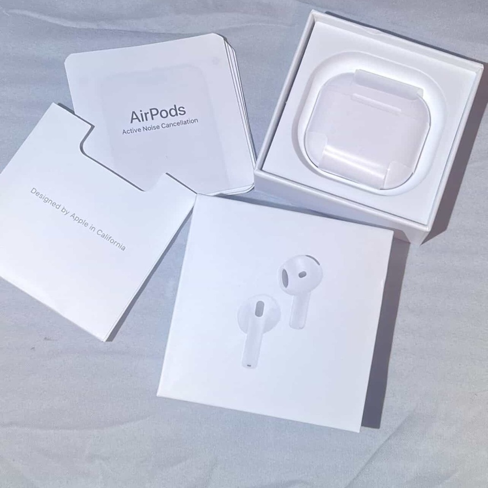 Apple AirPods with White Charging Case - Picture 1 of 4